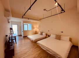 H-Khun, hotell sihtkohas Donggang