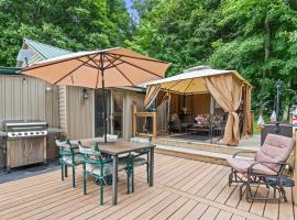 Luxury 3BR Cabin with Patio FirePit and BBQ, hotel in Delta