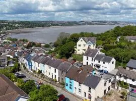 Little Gem in the Mumbles! Fishermans Cottage with Log Burner, Dog friendly and Welcome Breakfast Hamper!