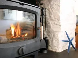 Little Gem in the Mumbles! Fishermans Cottage with Log Burner, Dog friendly and Welcome Breakfast Hamper!