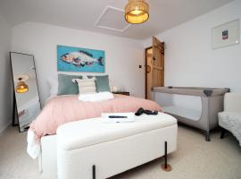 Little Gem in the Mumbles! Fishermans Cottage with Log Burner, Dog friendly and Welcome Breakfast Hamper!: The Mumbles şehrinde bir otel