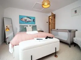 Little Gem in the Mumbles! Fishermans Cottage with Log Burner, Dog friendly and Welcome Breakfast Hamper!