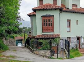 Casa con jardín Asturias julio diez al quize libre, hotel en Póo
