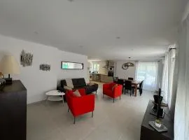 Chez Camille appartement spacieux 75m2 climatisation wifi parking terrasse et cour privative a 50 m de la plage