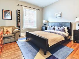 Charming Corktown Home with a Backyard, hotel in Hamilton