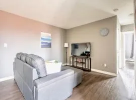 Newly Renovated 2BR Unit in Glenview West