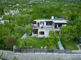 A Getaway villa in Karimabad, Hunza, nhà nghỉ B&B ở Thung lũng Hunza