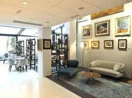 Envoy Hotel
