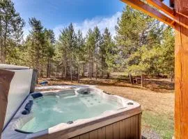 Donnelly Cabin with Hot Tub Less Than 1 Mi to Boulder Creek!