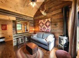 Adorable Old Timey Lakeside Log Cabin - Little House on the Big Arb, hotel com estacionamento em Woodruff
