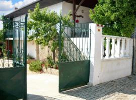 5 bedrooms house with furnished terrace and wifi at Braganca 2 km away from the beach, hotel cu parcare din Bragança