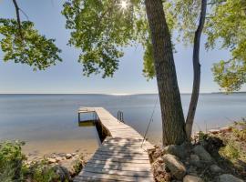 Cozy Cottage with 600 of Green Bay Frontage and Dock!, hotell i Oconto