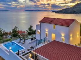Villa Legero mit Pool 300 Meter zum Strand, hotel in Drašnice