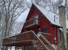 Gated Poconos cabin with Community Amenities, cabaña o casa de campo en Bushkill