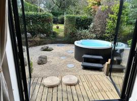 Japanese Style Home With Hot Tub Between Farnham And Hindhead – hotel w mieście Farnham