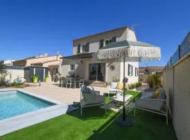 Entre les Alpilles, la Mer, la Camargue, à huit kilomètres de ARLES ,Villa des jasmins ,piscine,3 chambres ,climatisation, wifi fibre