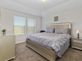 Spacious & Comfy KING Bed with Garage in Lake Charles, rumah percutian di Lake Charles