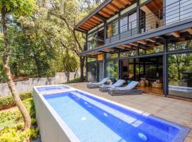 Casa Retiro: With pool and garden in Avándaro, ваканционна къща в Вале де Браво