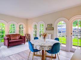 Mamaroneck에 위치한 숙소 Walk to Harbor! Historic Mamaroneck Guest House
