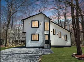 Luxury Newly Renovated Chalet - Escape in the Poconos, cottage in Tobyhanna