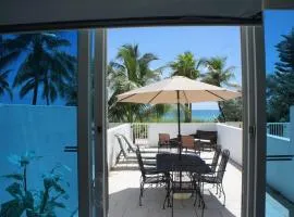 Beachfront Townhouse with private patio, direct beach access, gym, bars & free parking!