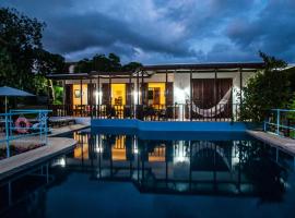 Bliss By The Sea - Beach Front Villa with Private Pool – domek wiejski w mieście Treasure Beach