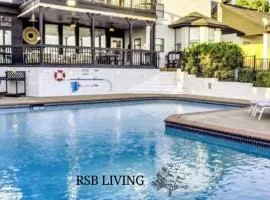 Lakefront Luxe 6BR 4,5BA Holiday Home with Pool & Hot Tub