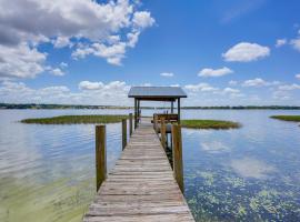 Waterfront Home on Crooked Lake with Game Room!, hotel in Lake Wales