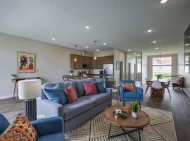 Luxury 3-Bedroom Townhome - Spectacular Views, hotel di lusso a Omaha
