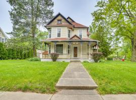 Charming Champaign Victorian with Deck!, hytte i Champaign
