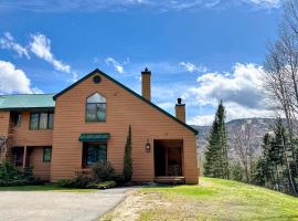 MWP66 End Unit with Gorgeous Mountain Views, Pool Table, Pool/Gym Passes!, holiday home in Bretton Woods