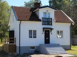 Schönes schwedisches Cottage in Seenähe mitten im Glasreich