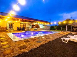 Country House Arenal، فيلا في سان رامون