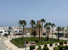 Charmant Bungalow avec Vue Panoramique sur le Port de Kantaoui à Sousse, hotel in Sousse