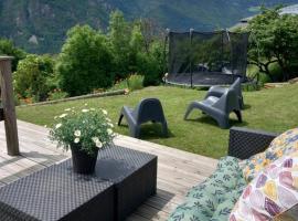 LE ZÈDÈL - Duplex 100m2 avec terrasse et jardin vue montagne, hôtel à Aigueblanche