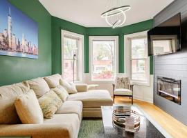 2 Bed Apt w/ Office, Free Parking, Near Wrigley