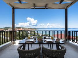 Blue Whisper Luxury Living Suites, hotel a Nea Roda