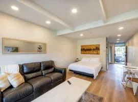 3mins Walk to Beach! Laundry, Pool, Hot Tub & More