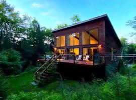 Unique and Private 25ft Waterfall House Hunter NY, готель у місті Elka Park