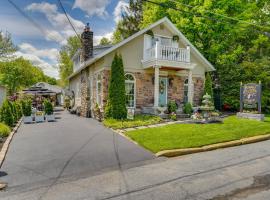 Lake George Bed and Breakfast Studio with Shared Patio, hotell i Lake George