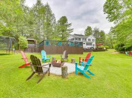 Greentown Home with Pool 7 Mi to Lake Wallenpaupack, hotel con parcheggio a Greentown