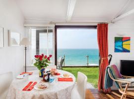 1 Bed in Whitsand Bay 74824, hotel with parking in Millbrook