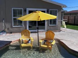 Pet Friendly Family House 1 block to beach, hotel with pools in Indialantic