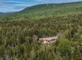 Chalet Makabane -Spa- foyer - billard - Slow life, hotel in La Malbaie