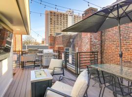 Stylish Dtwn Knoxville Condo with Rooftop Deck!、ノックスビルのアパートメント