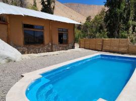 Casa Piedra piscina privada, cabin in Paihuano