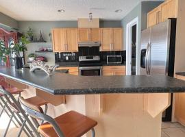 Private Room Male Only North Side Edmonton 165 Ave 56 Street Walking Distance to Strip Mall, bed & breakfast i Edmonton