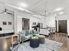 Riverfront Studio - Walk to Arch, Casino and Conventions in Minutes