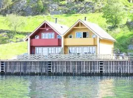 Fjordhytte-16 direkt am Sognefjord in Bjordal, mit mietbaren 9,9 PS bis 60 PS Motorbooten