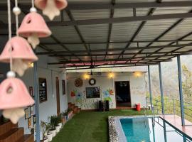 Hedony Farmhouse with 2 Bedrooms and Swimming pool, khách sạn thân thiện với thú nuôi ở Rishīkesh